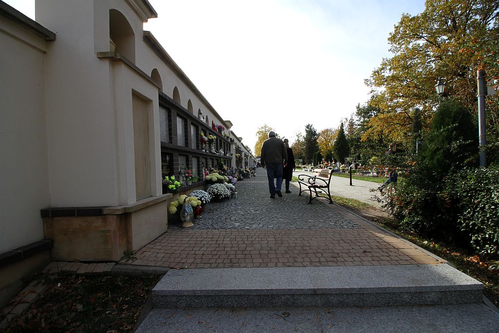 Legniczanie odwiedzają groby bliskich na legnickiej nekropolii