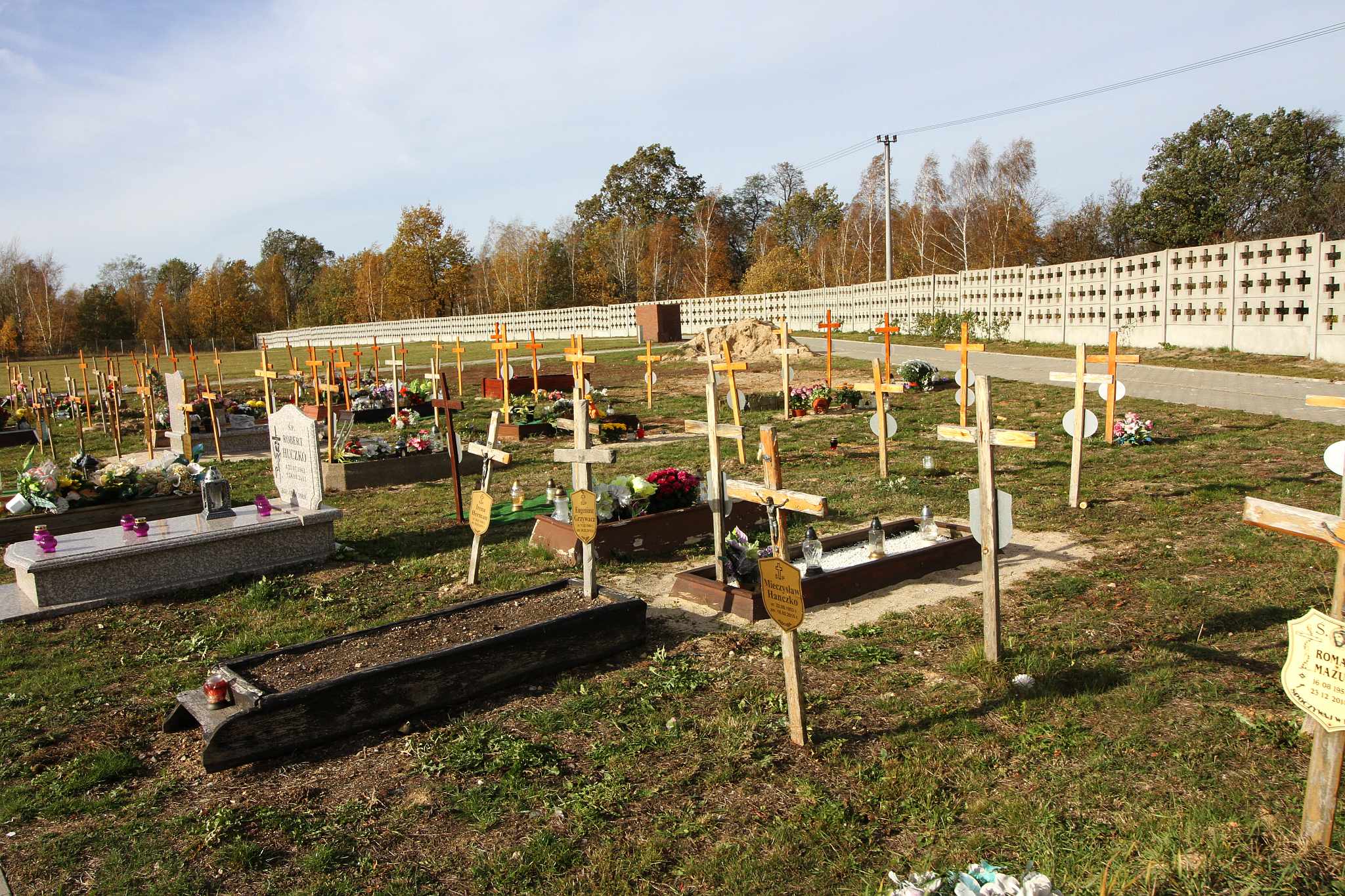 Legniczanie odwiedzają groby na cmentarzu w Jaszkowie