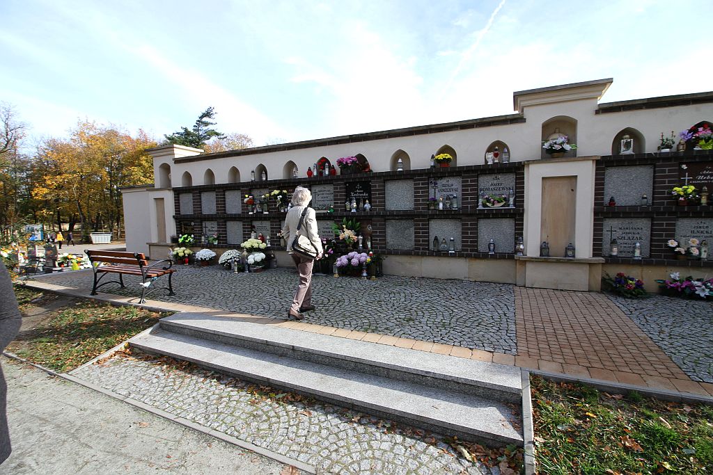Legniczanie odwiedzają groby bliskich na legnickiej nekropolii