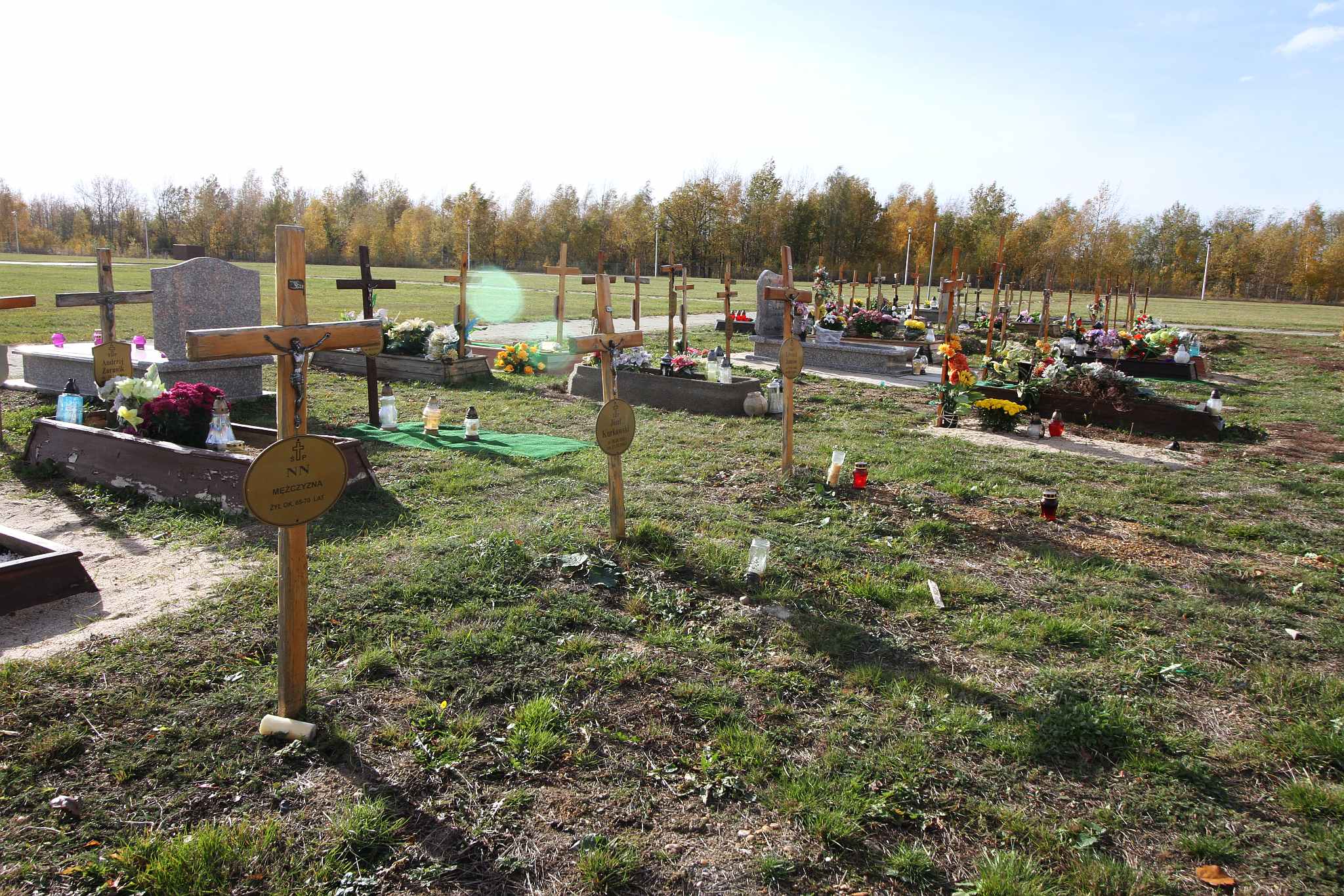 Legniczanie odwiedzają groby na cmentarzu w Jaszkowie