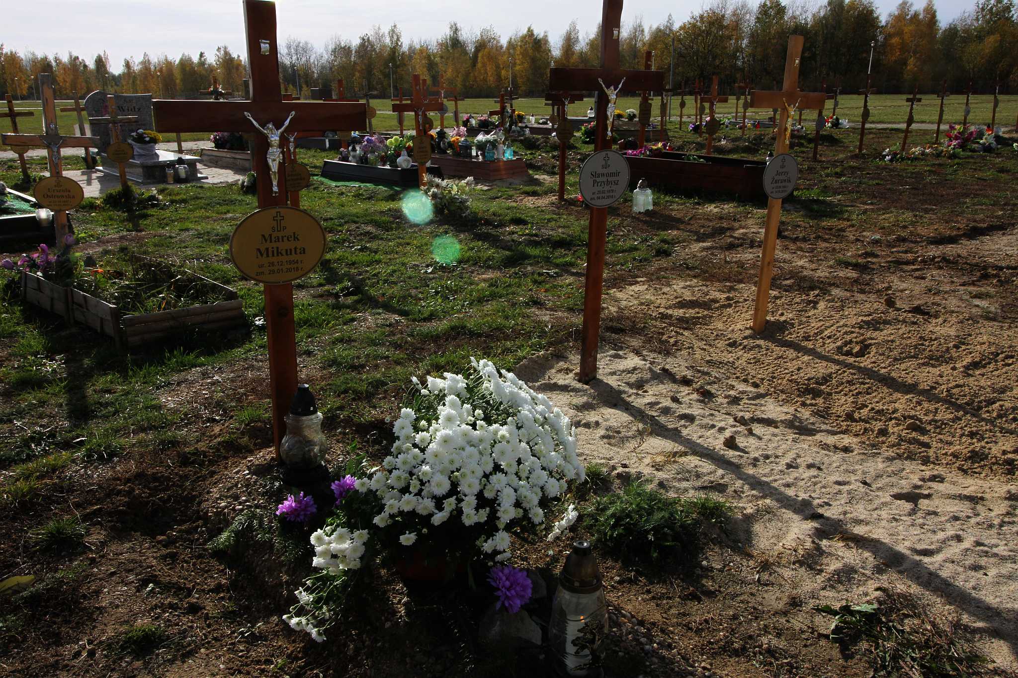 Legniczanie odwiedzają groby na cmentarzu w Jaszkowie