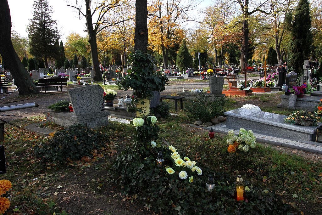 Legniczanie odwiedzają groby bliskich na legnickiej nekropolii
