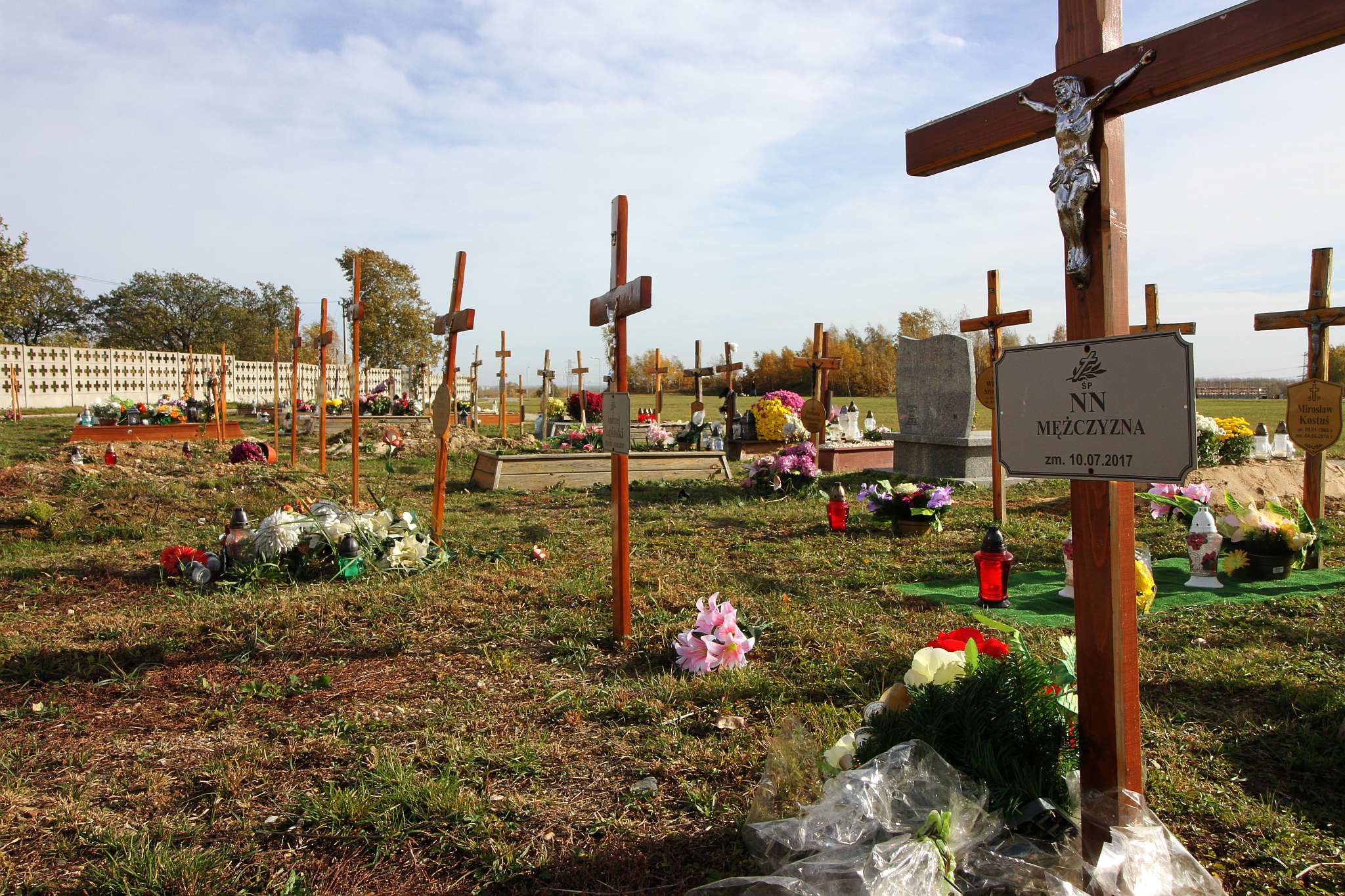 Legniczanie odwiedzają groby na cmentarzu w Jaszkowie