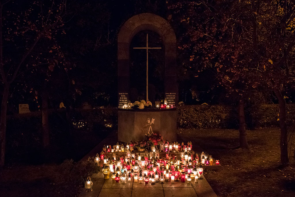 Wieczorny widok legnickiej nekropolii przy ulicy Wrocławskiej