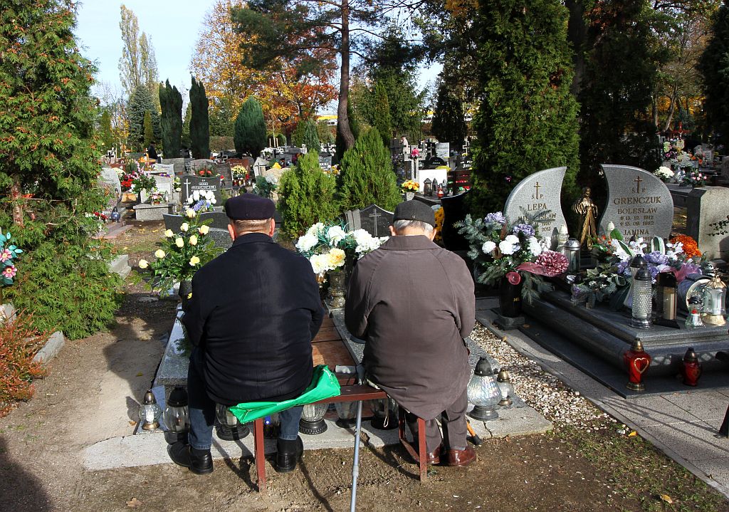 Legniczanie odwiedzają groby bliskich na legnickiej nekropolii