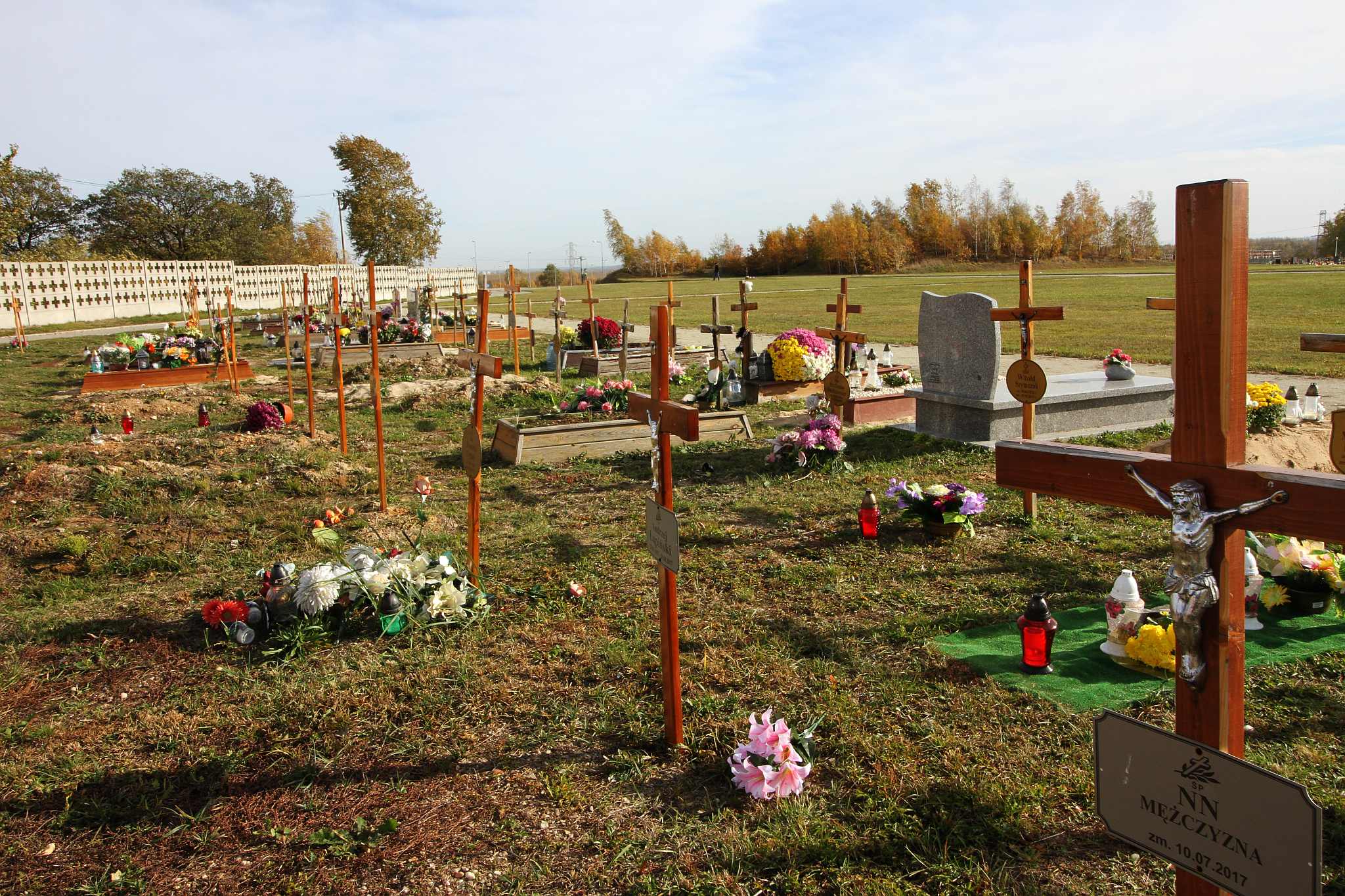 Legniczanie odwiedzają groby na cmentarzu w Jaszkowie