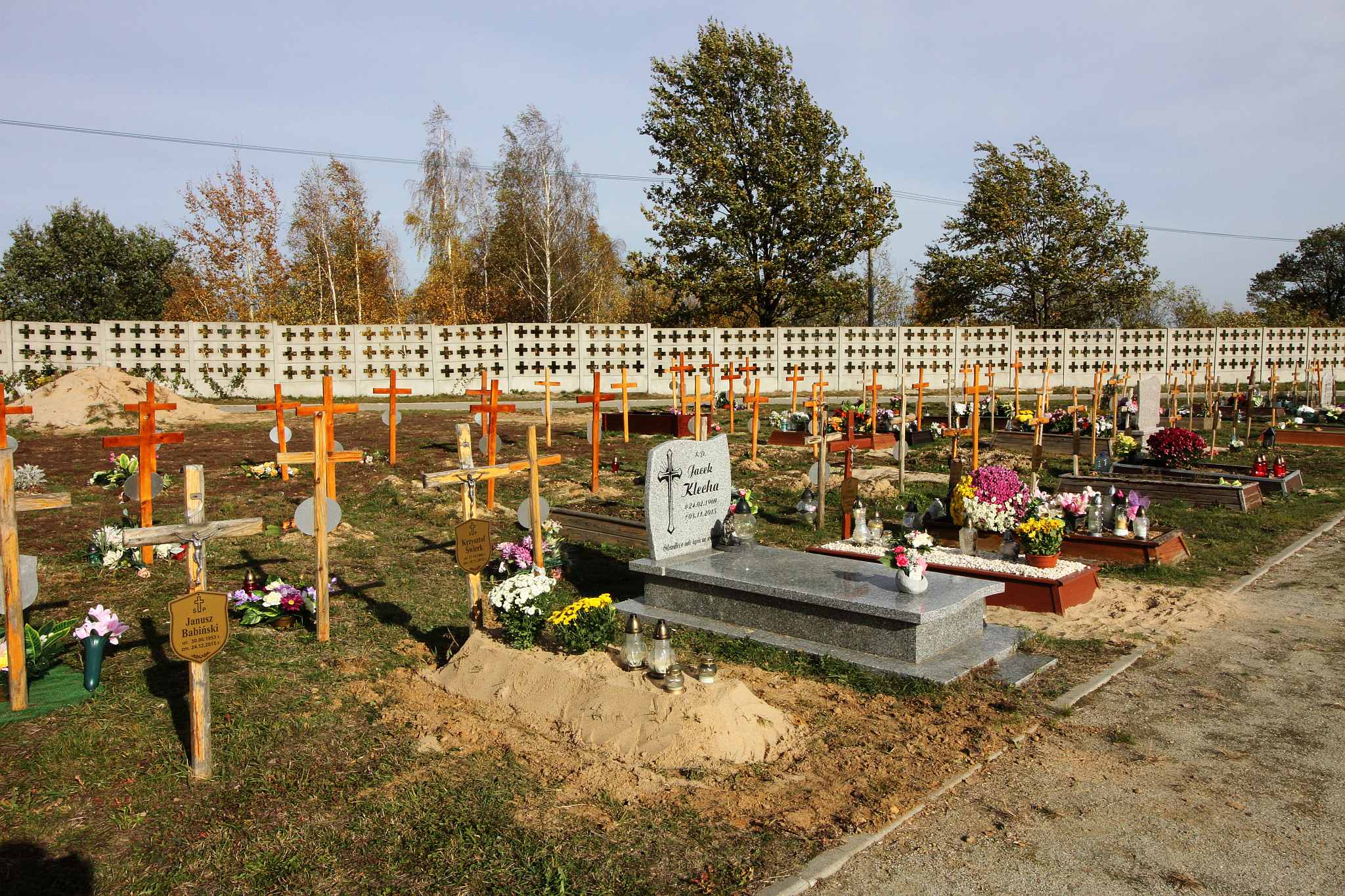 Legniczanie odwiedzają groby na cmentarzu w Jaszkowie