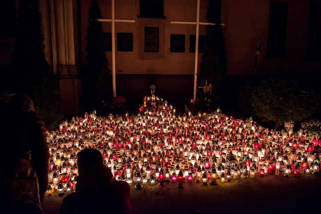 Wieczorny widok legnickiej nekropolii przy ulicy Wrocławskiej