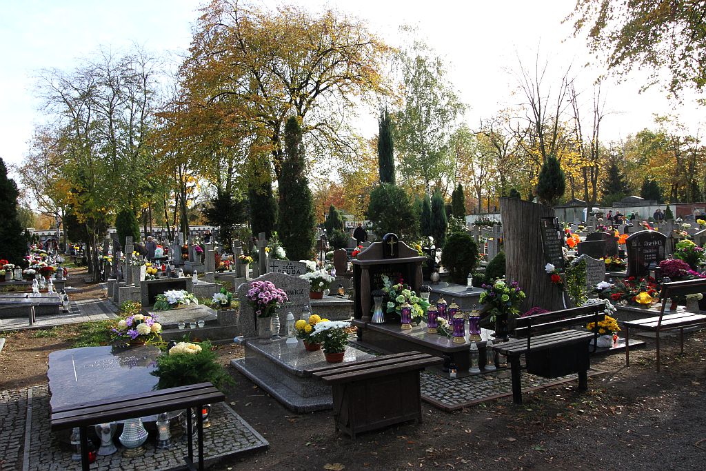 Legniczanie odwiedzają groby bliskich na legnickiej nekropolii