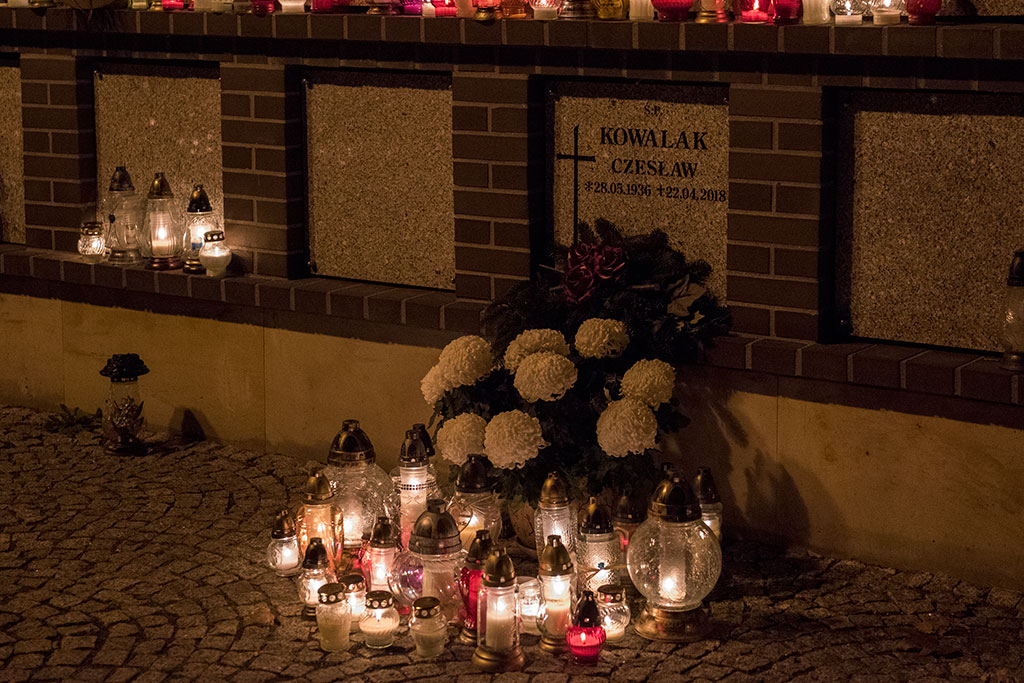 Wieczorny widok legnickiej nekropolii przy ulicy Wrocławskiej