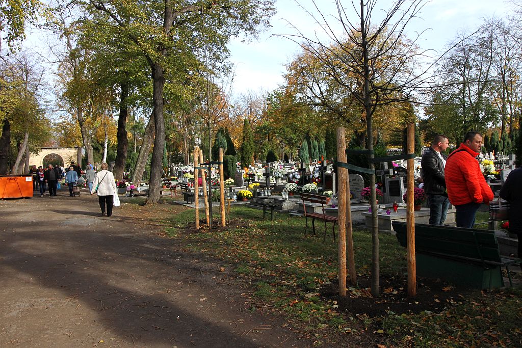 Legniczanie odwiedzają groby bliskich na legnickiej nekropolii
