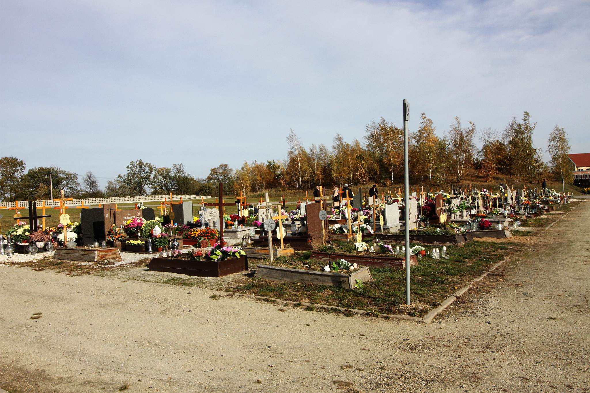 Legniczanie odwiedzają groby na cmentarzu w Jaszkowie