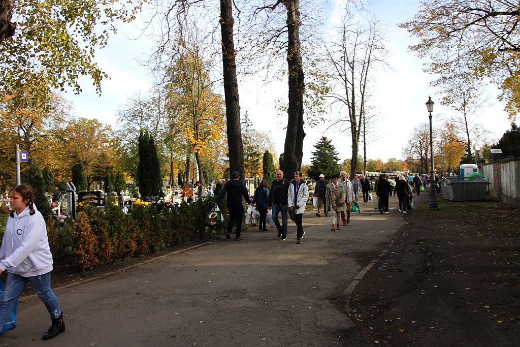 Legniczanie odwiedzają groby bliskich na legnickiej nekropolii