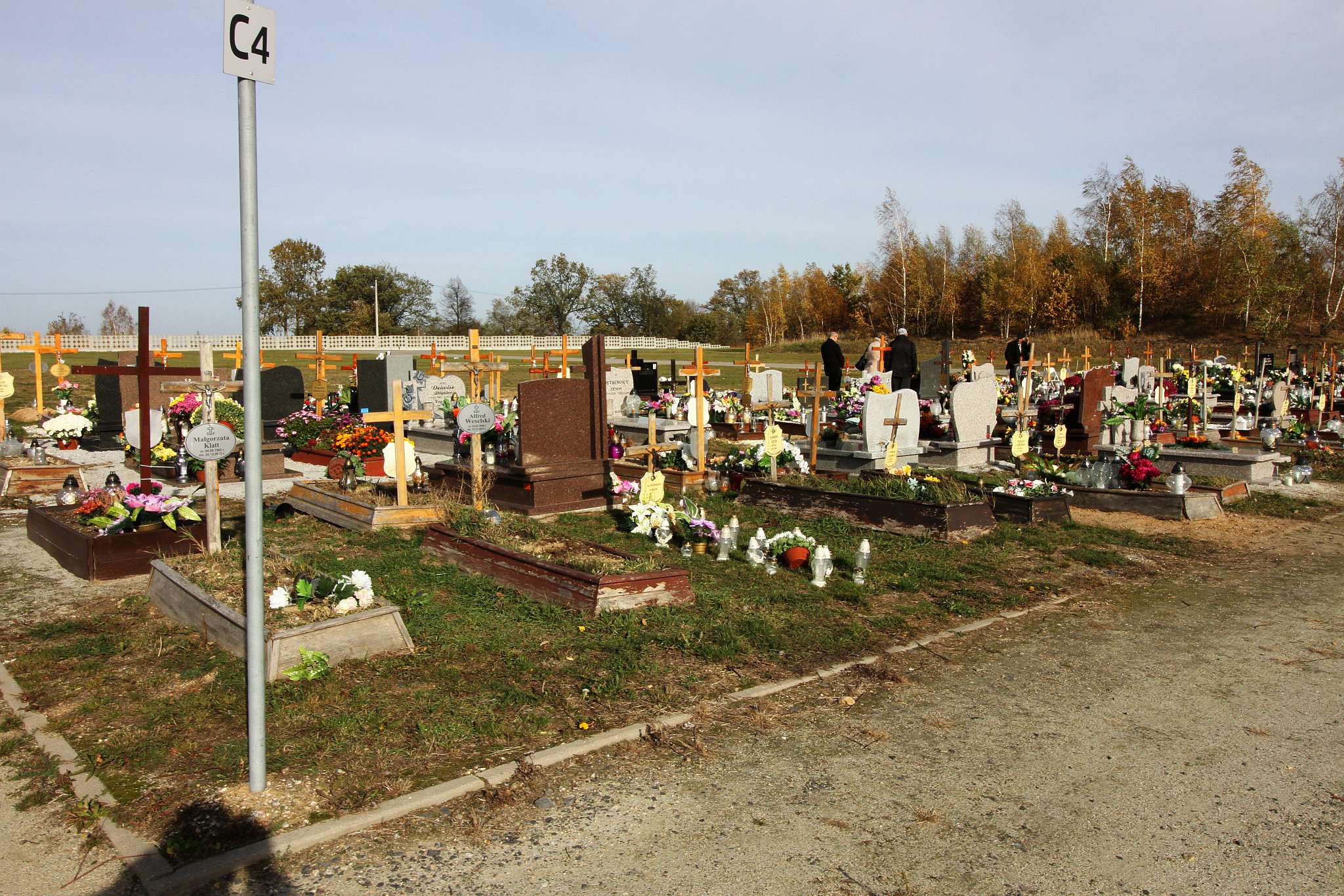 Legniczanie odwiedzają groby na cmentarzu w Jaszkowie