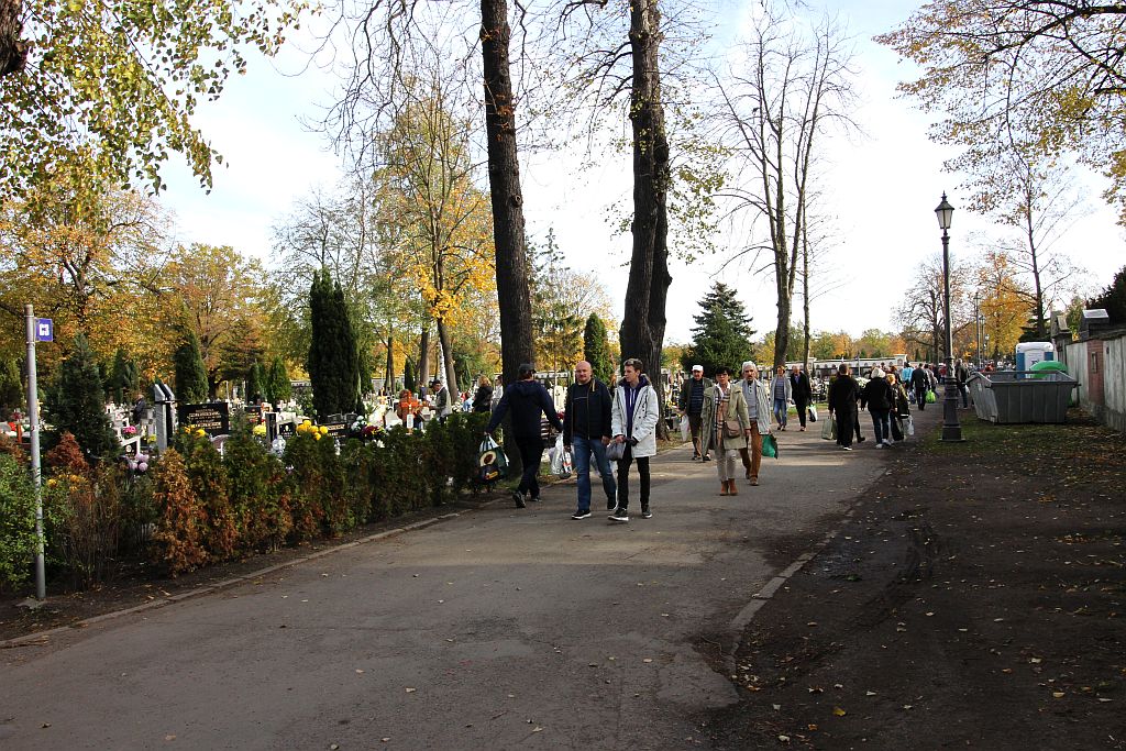Legniczanie odwiedzają groby bliskich na legnickiej nekropolii