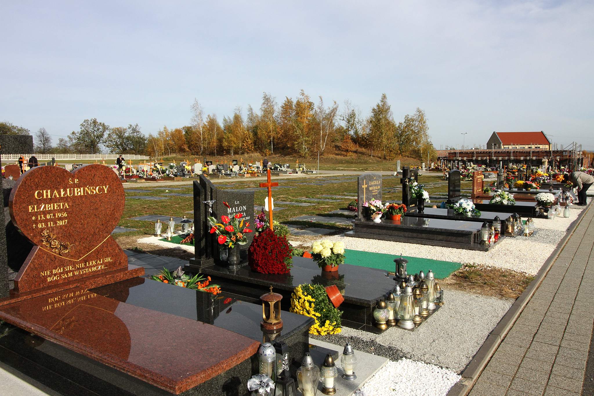Legniczanie odwiedzają groby na cmentarzu w Jaszkowie