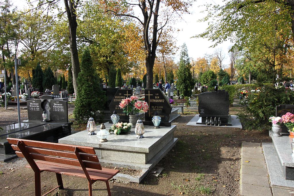 Legniczanie odwiedzają groby bliskich na legnickiej nekropolii