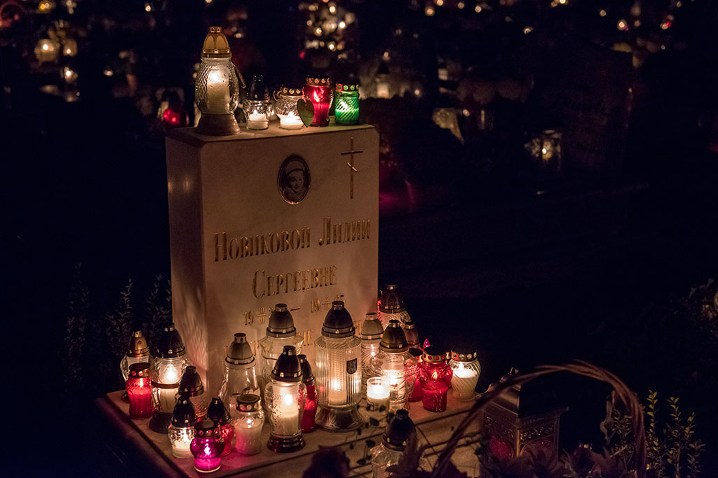 Wieczorny widok legnickiej nekropolii przy ulicy Wrocławskiej