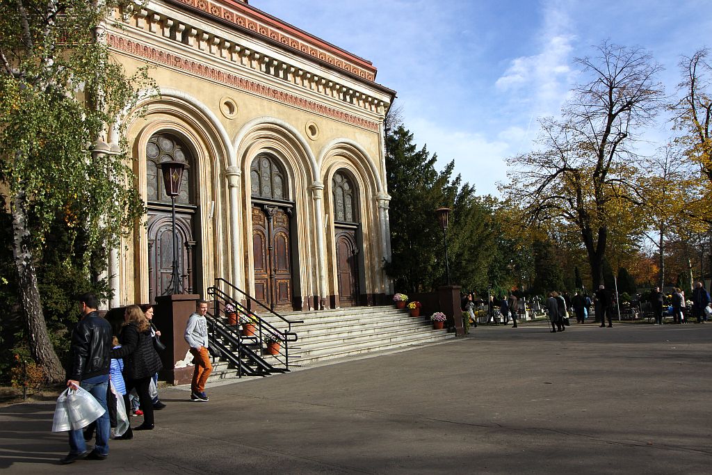 Legniczanie odwiedzają groby bliskich na legnickiej nekropolii