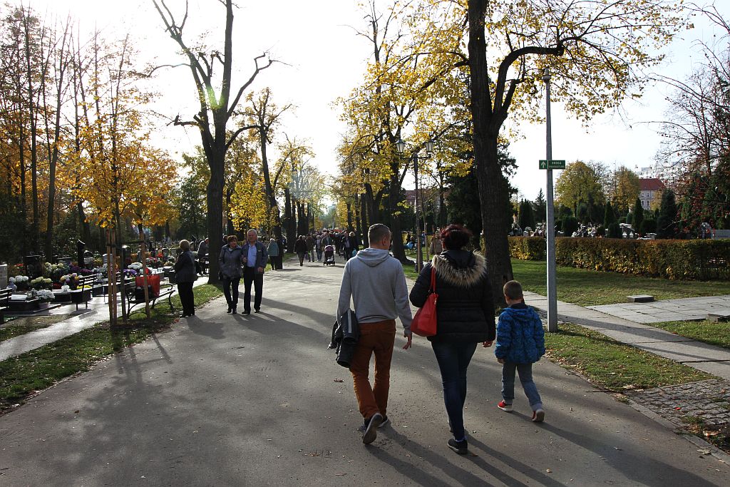 Legniczanie odwiedzają groby bliskich na legnickiej nekropolii