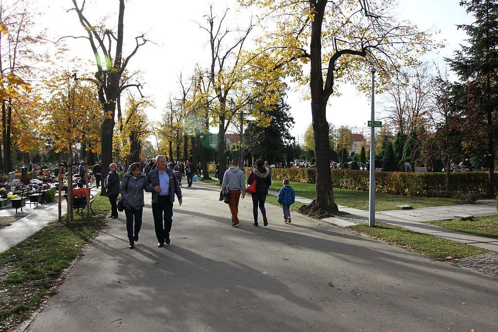 Legniczanie odwiedzają groby bliskich na legnickiej nekropolii