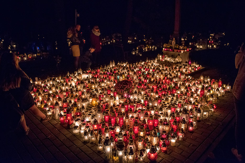 Wieczorny widok legnickiej nekropolii przy ulicy Wrocławskiej