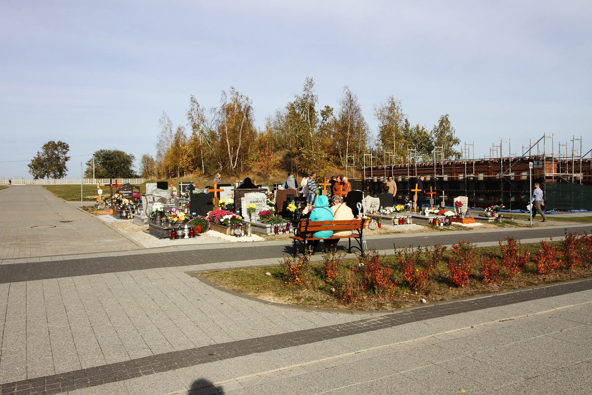 Legniczanie odwiedzają groby na cmentarzu w Jaszkowie