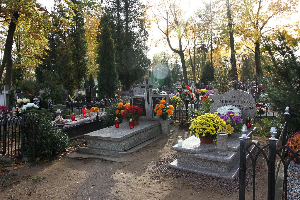 Legniczanie odwiedzają groby bliskich na legnickiej nekropolii