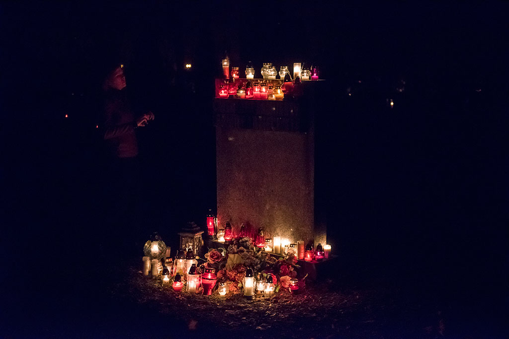Wieczorny widok legnickiej nekropolii przy ulicy Wrocławskiej