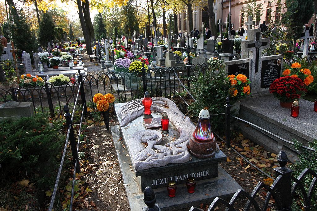 Legniczanie odwiedzają groby bliskich na legnickiej nekropolii