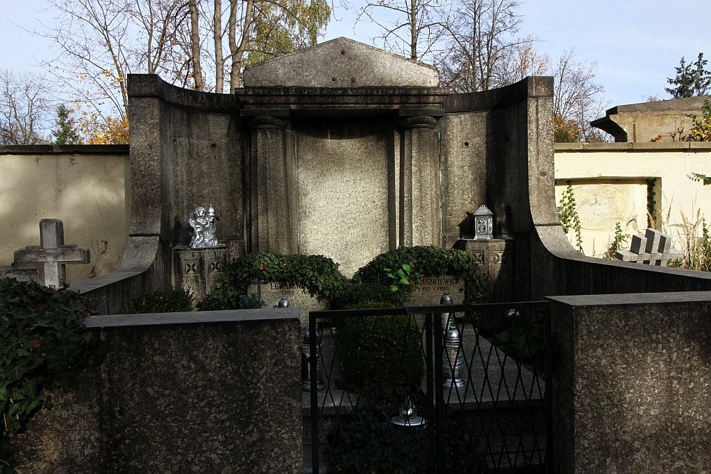 Legniczanie odwiedzają groby bliskich na legnickiej nekropolii