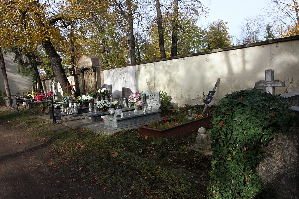 Legniczanie odwiedzają groby bliskich na legnickiej nekropolii
