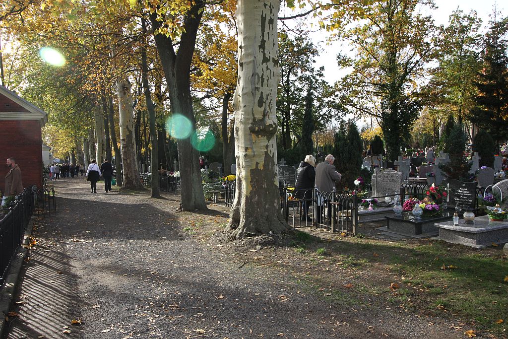 Legniczanie odwiedzają groby bliskich na legnickiej nekropolii