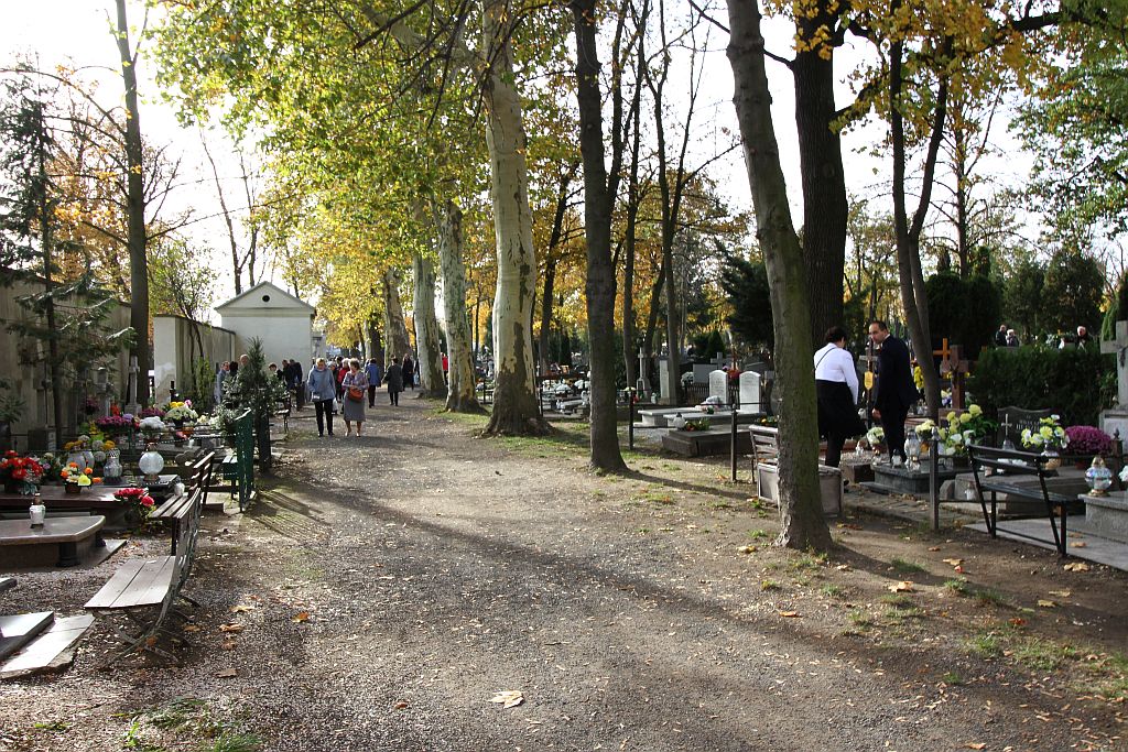 Legniczanie odwiedzają groby bliskich na legnickiej nekropolii