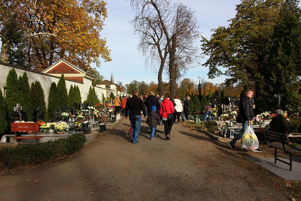 Legniczanie odwiedzają groby bliskich na legnickiej nekropolii