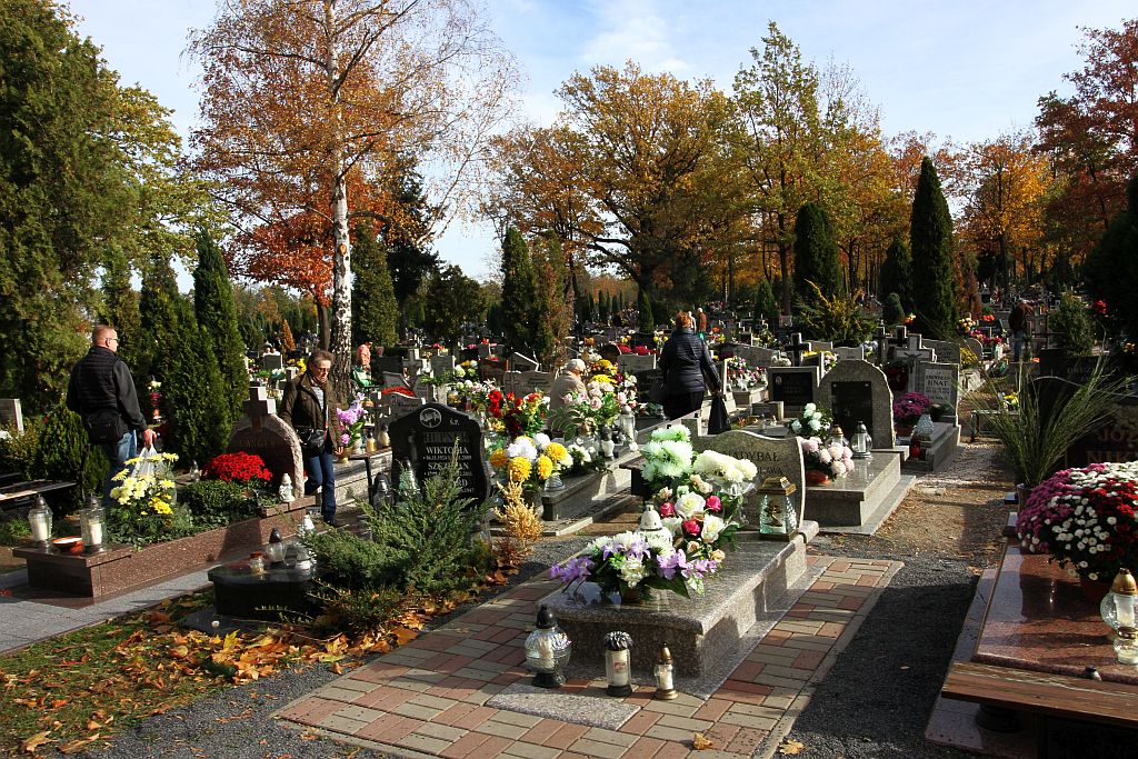 Legniczanie odwiedzają groby bliskich na legnickiej nekropolii