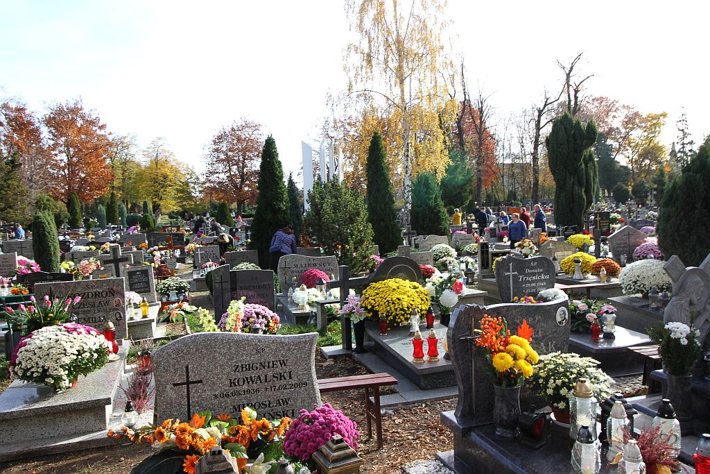 Legniczanie odwiedzają groby bliskich na legnickiej nekropolii