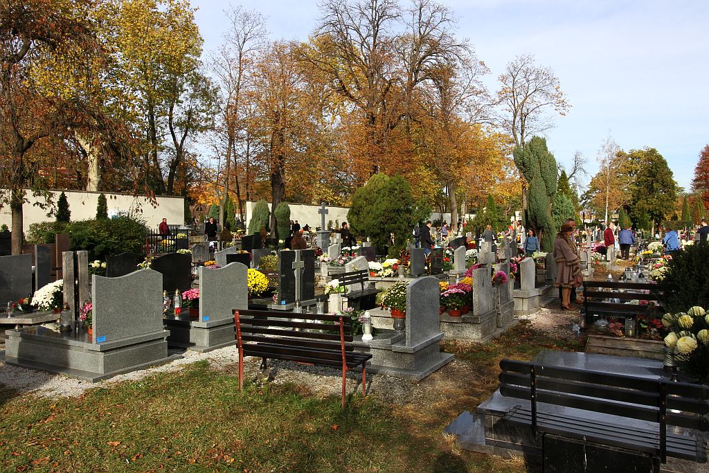 Legniczanie odwiedzają groby bliskich na legnickiej nekropolii