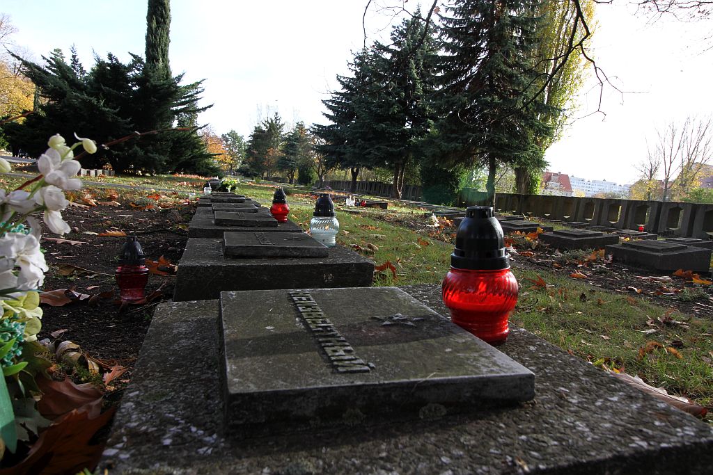 Legniczanie odwiedzają groby bliskich na legnickiej nekropolii