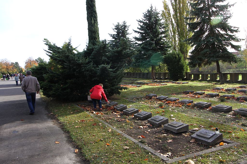 Legniczanie odwiedzają groby bliskich na legnickiej nekropolii