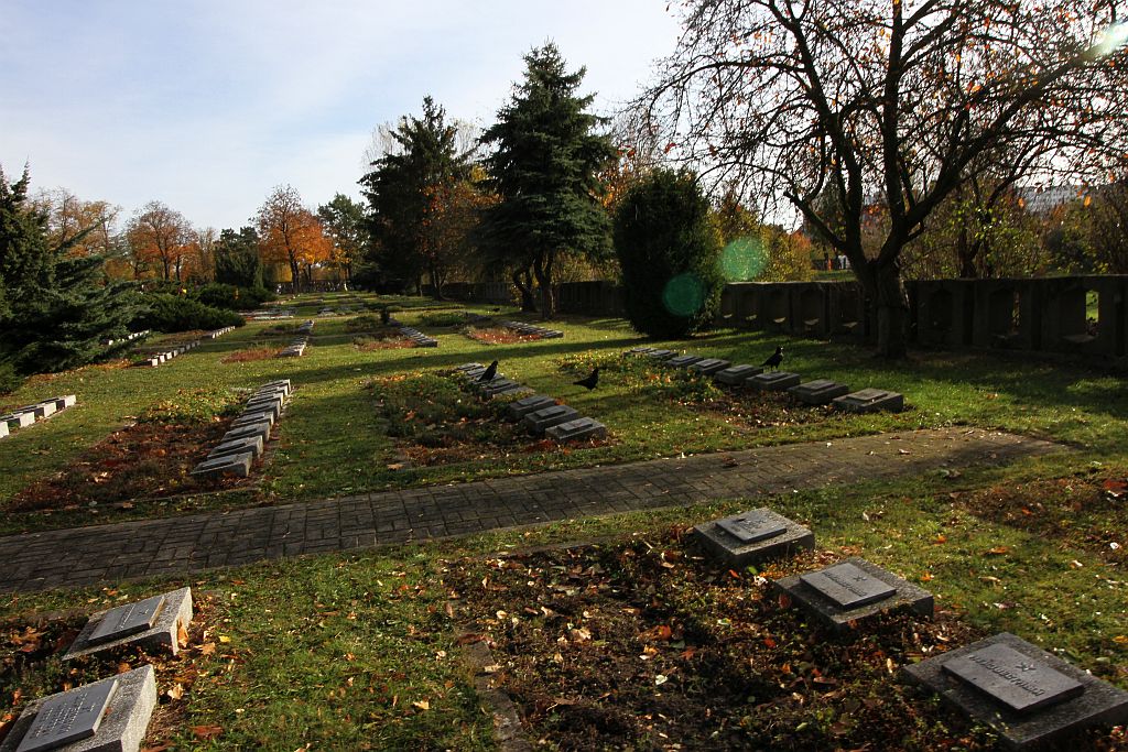 Legniczanie odwiedzają groby bliskich na legnickiej nekropolii