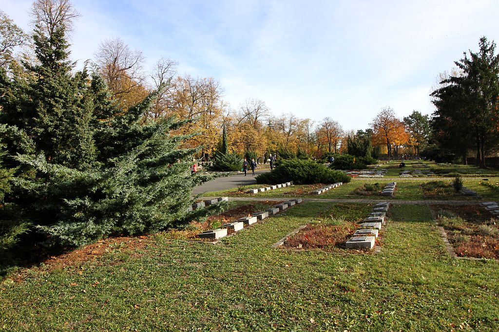 Legniczanie odwiedzają groby bliskich na legnickiej nekropolii