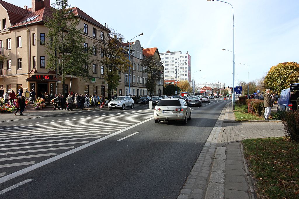 Legniczanie odwiedzają groby bliskich na legnickiej nekropolii