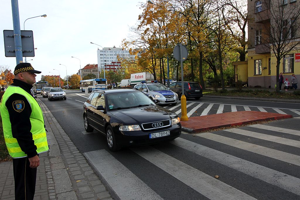Legniczanie odwiedzają groby bliskich na legnickiej nekropolii