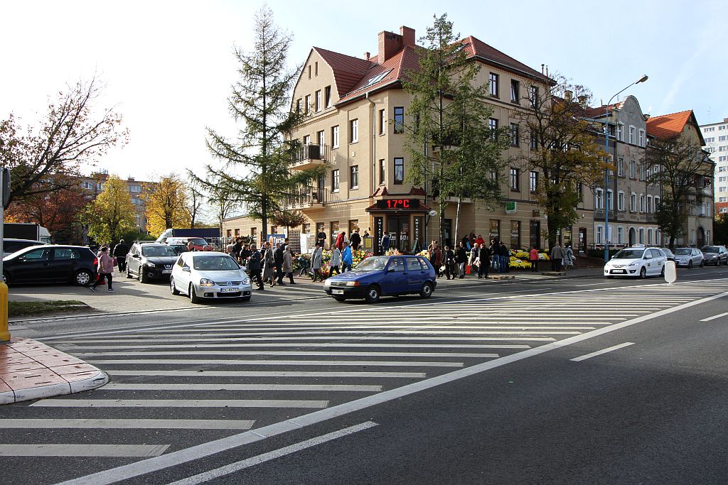 Legniczanie odwiedzają groby bliskich na legnickiej nekropolii