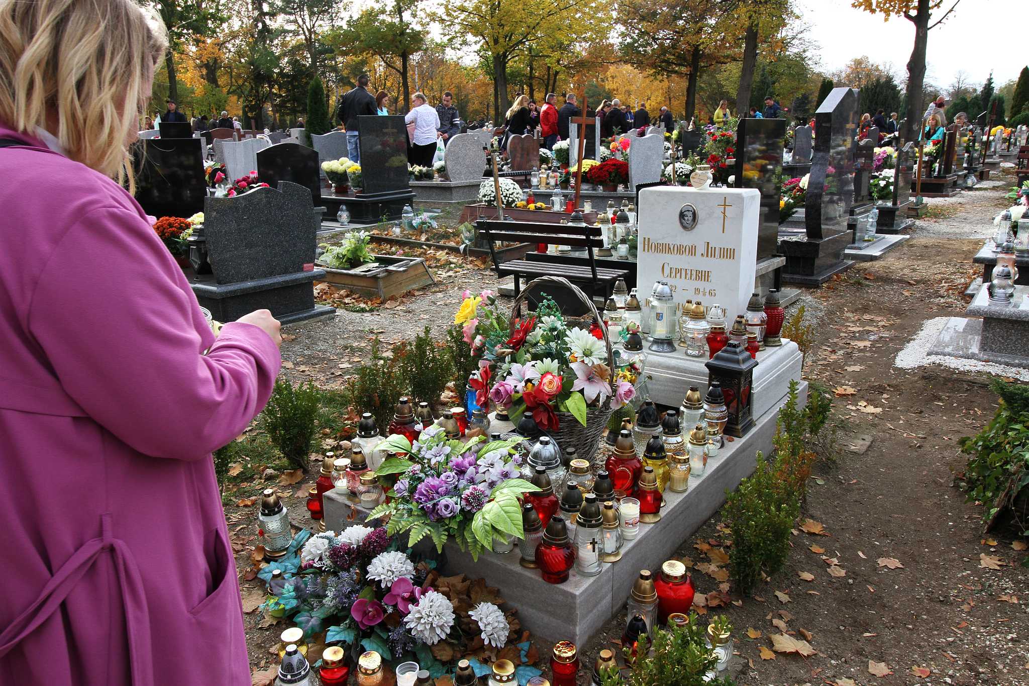 Legniczanie odwiedzają groby bliskich na legnickiej nekropolii