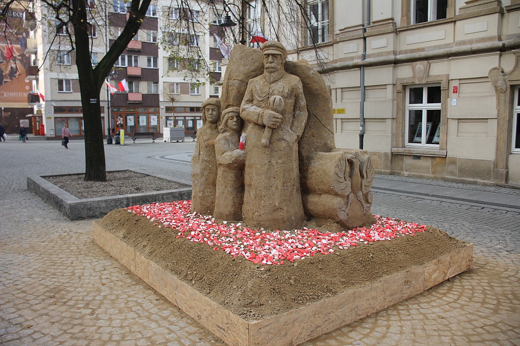 Rzeźba Józefa Piłsudskiego z piasku i gliny ukończona
