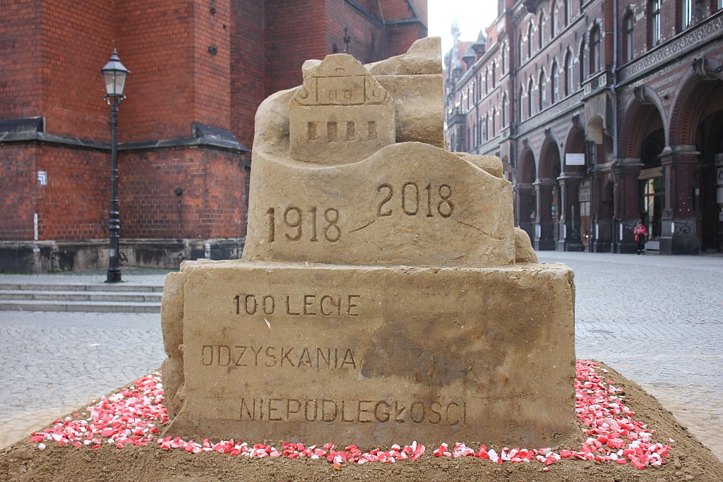 Rzeźba Józefa Piłsudskiego z piasku i gliny ukończona