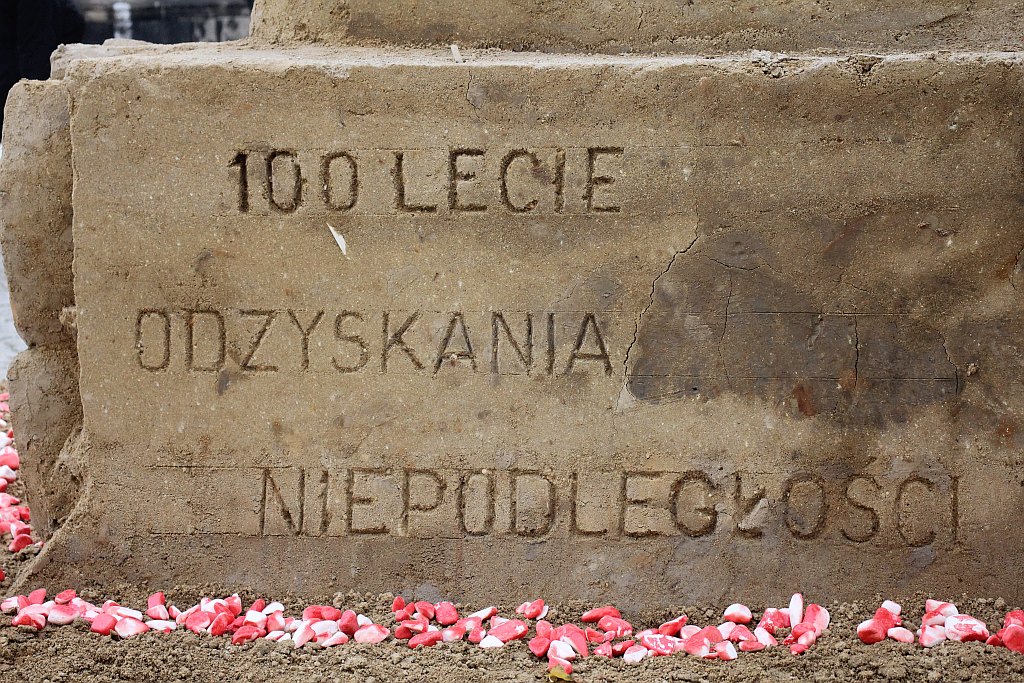 Rzeźba Józefa Piłsudskiego z piasku i gliny ukończona