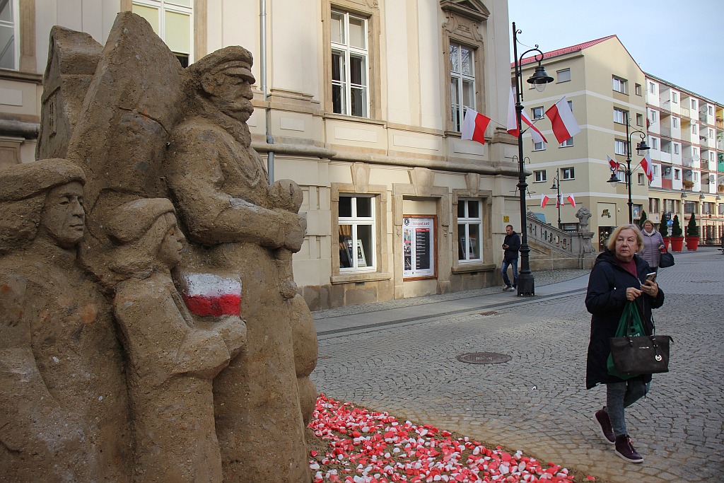 Rzeźba Józefa Piłsudskiego z piasku i gliny ukończona